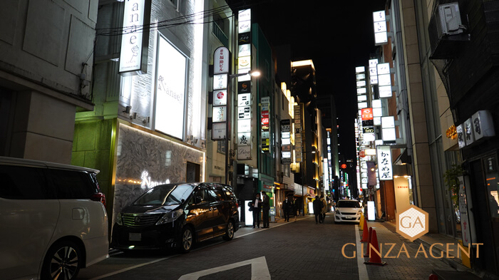 19時過ぎの銀座の並木通り